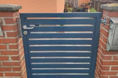 Panellenzaun_Tür_Mauerwerk